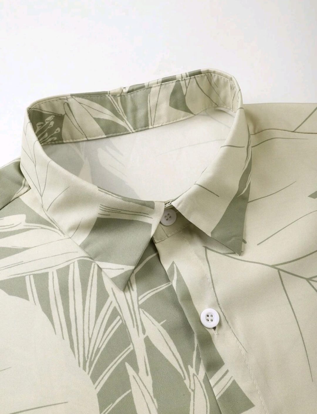 Conjunto de camisa de manga corta con estampado de plantas tropicales
