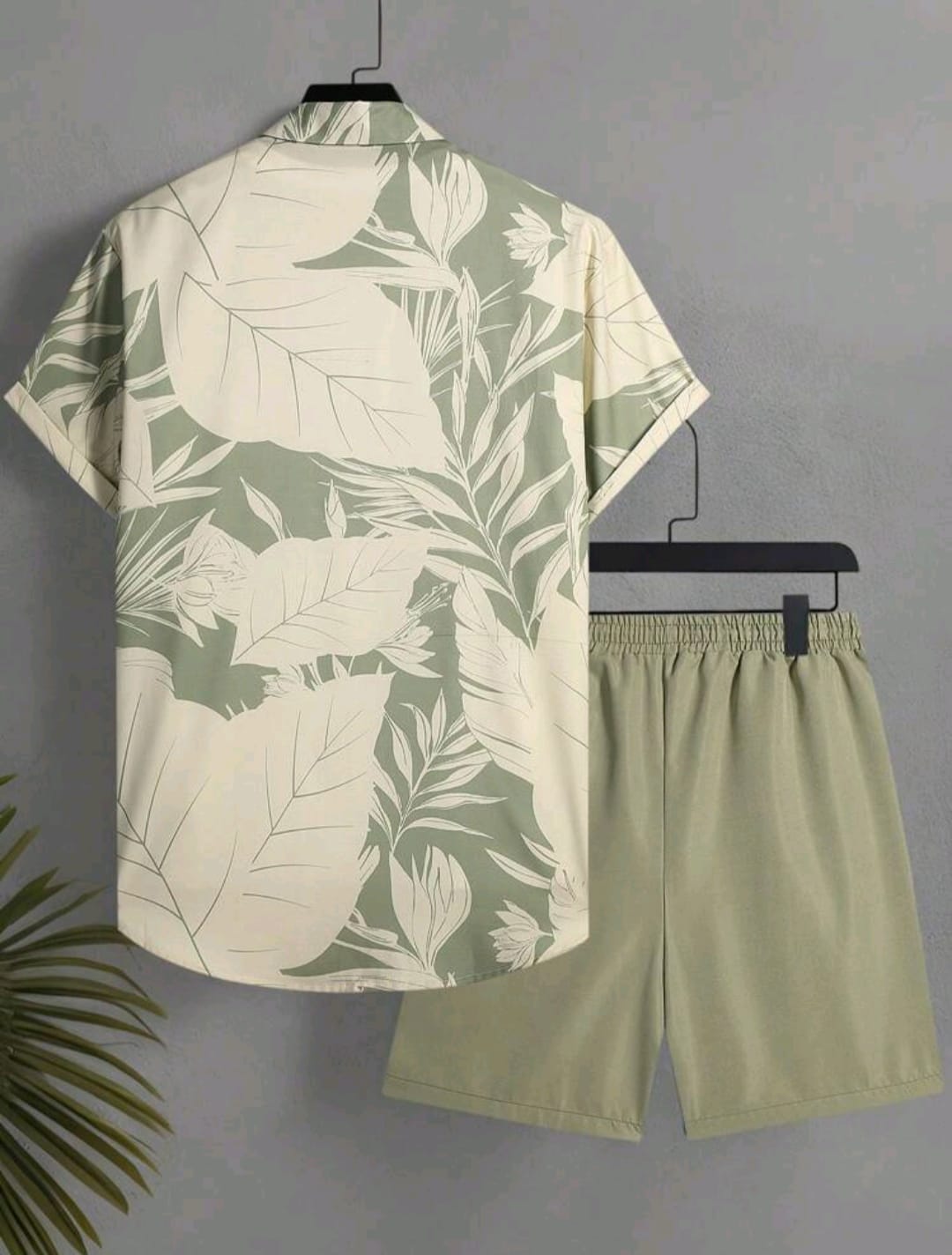 Conjunto de camisa de manga corta con estampado de plantas tropicales